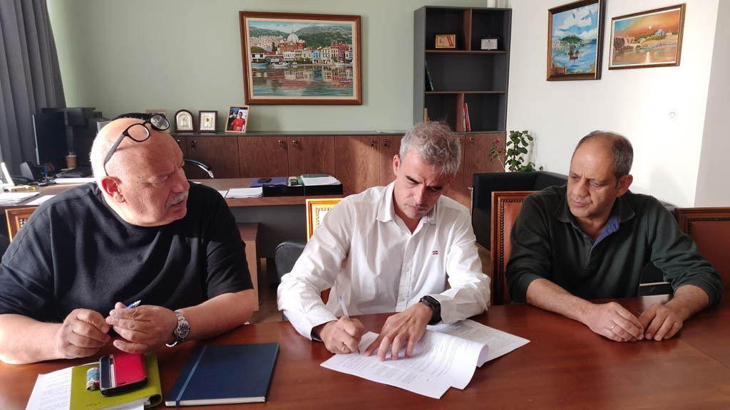 Ο Παναγιώτης Χριστόφας υπέγραψε τη σύμβαση για το έργο επισκευής και συντήρησης δημοτικών κτιρίων